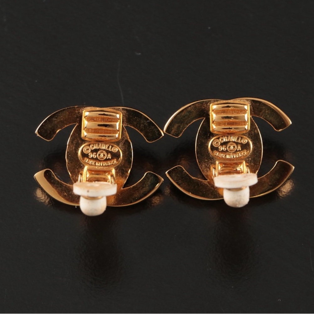 CHANEL Gold Plated CC Logo Turnlock Vintage Clip-On Earrings with Box - Picture 5 of 7